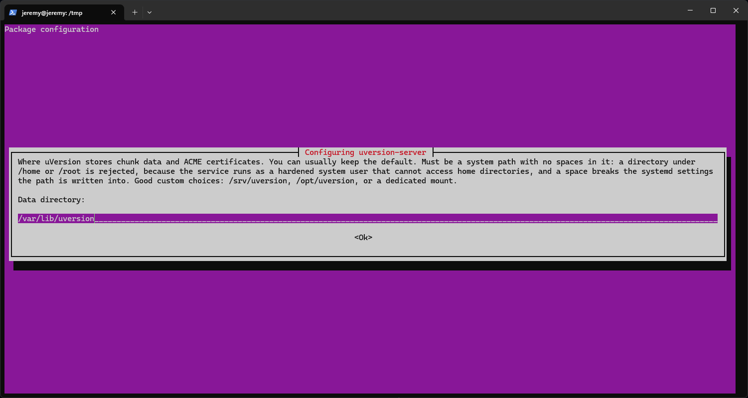 La premiere question de l installateur Debian, dans un dialogue bleu plein ecran : le chemin du dossier de donnees, prerempli avec /var/lib/uversion.
